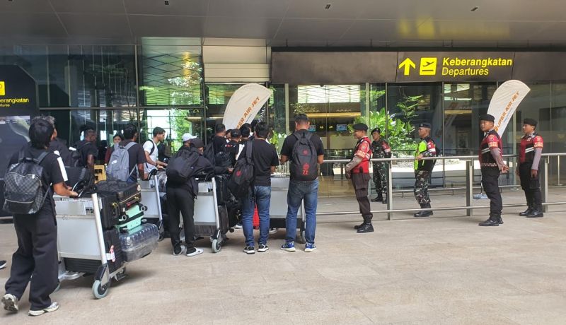 Petugas Kepolisian dari Polres Kediri Kota saat  memberikan pelayanan kepada masyarakat di Bandara Dhoho Kediri. (Ist).