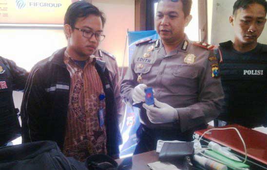 GADUNGAN: Tersangka saat diamankan di Mapolsek Bubutan. foto: nisa/BANGSAONLINE