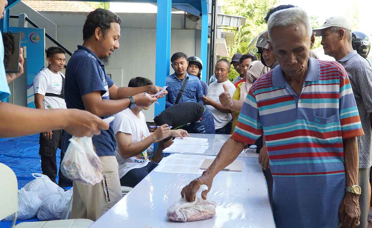 Masyarakat saat menerima daging kurban dari petugas PLN UP3 Madura.