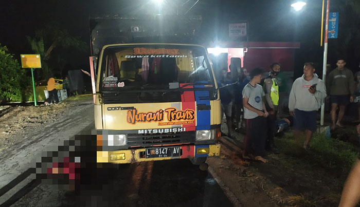 Petugas dan warga saat mengevakuasi korban kecelakaan yang berasal dari Desa Sumberagung, Kecamatan Gandusari, Kabupaten Blitar.