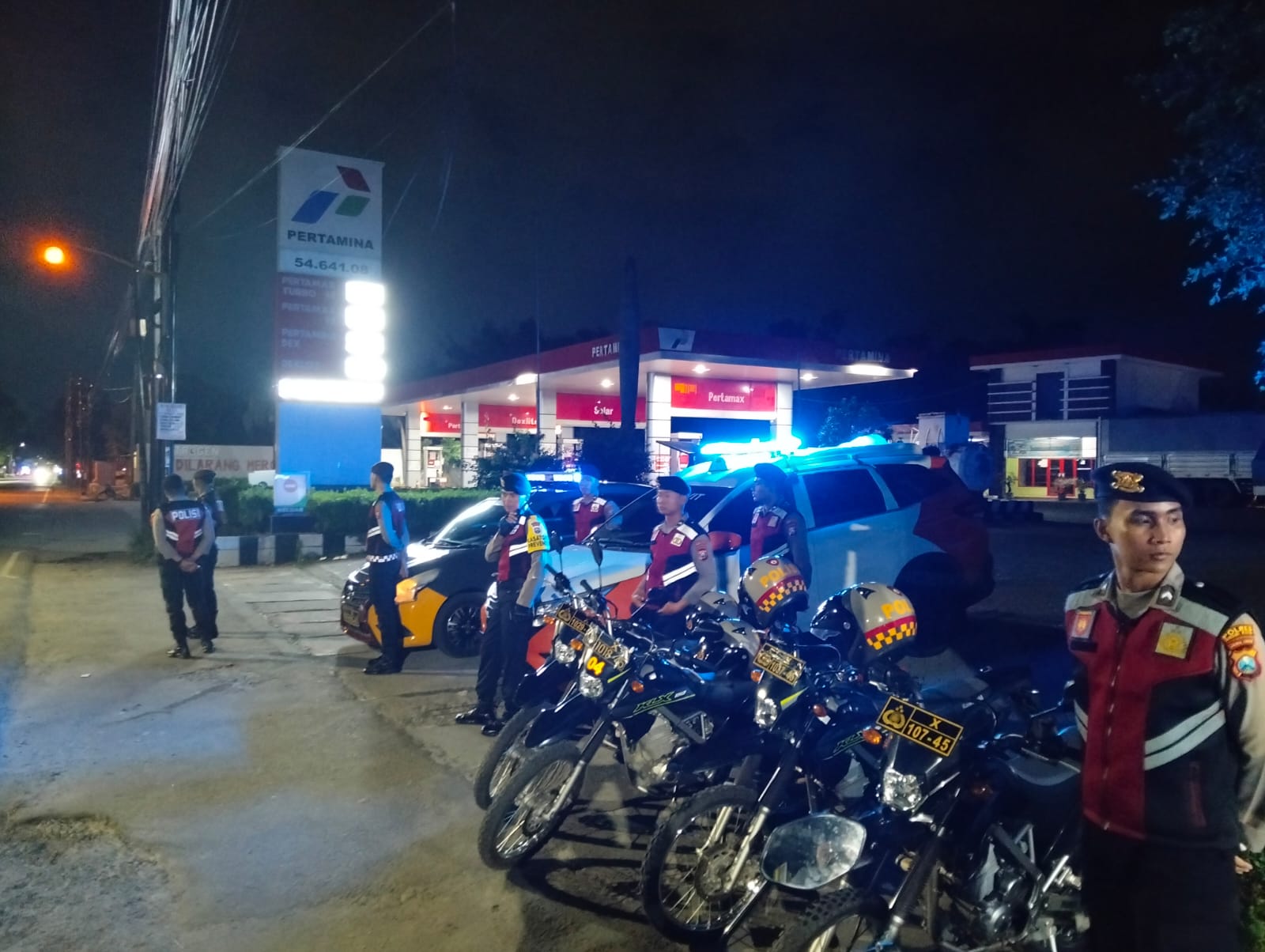 Petugas saat melakukan pengamanan di salah satu SPBU. (Ist).
