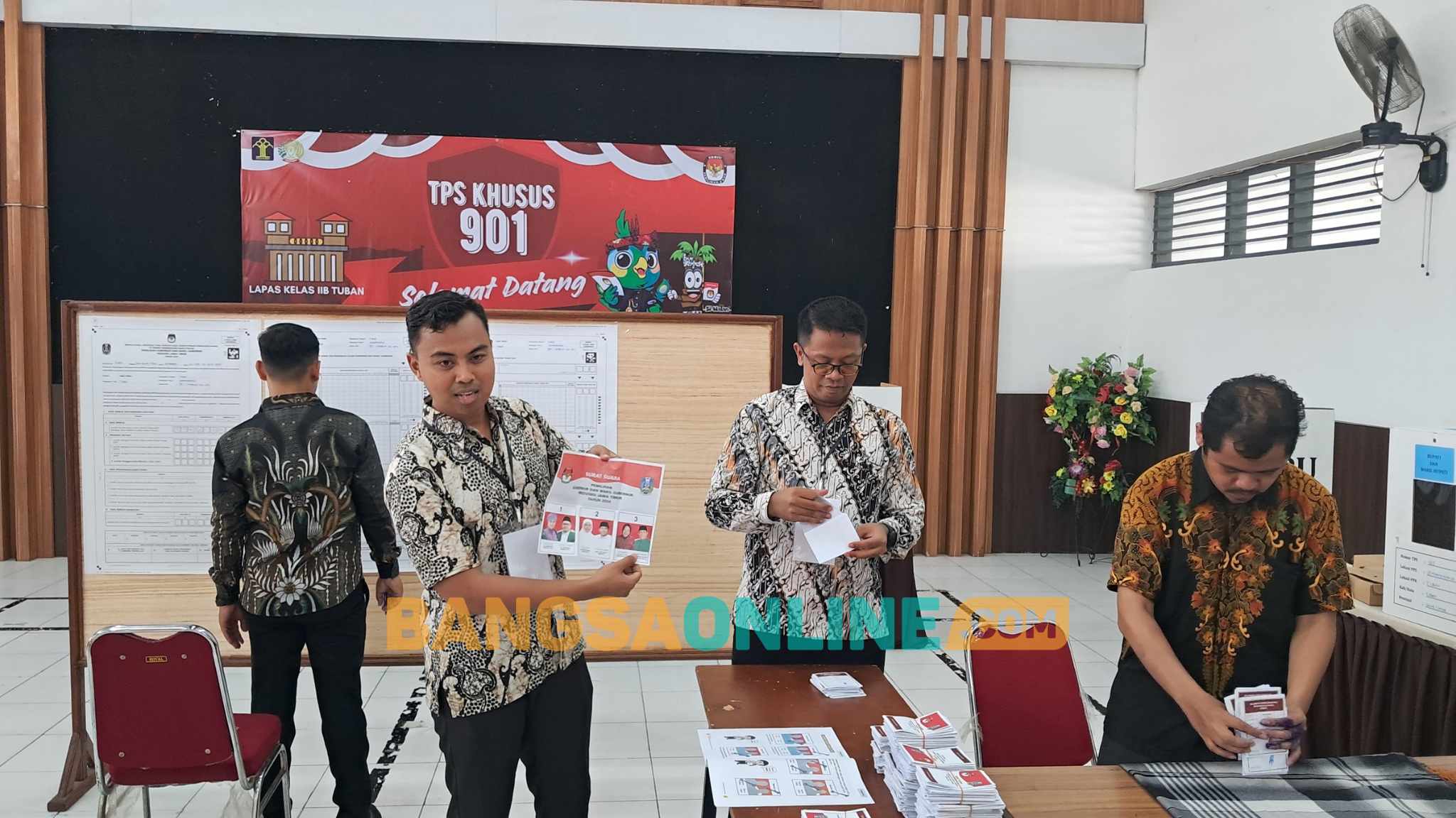Petugas KPPS Lapas Tuban saat melakukan penghitungan jumlah surat suara. Foto: Achmad Choirudin/BANGSAONLINE