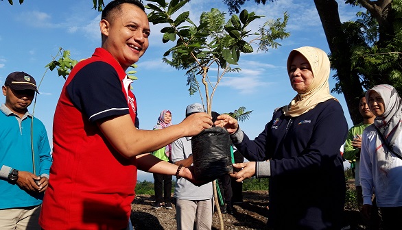 Kabag Humas PT GG Tbk. Ihwan Tri Cahyono, secara simbolis menyerahkan bantuan bibit kepada Bupati Kediri dr. Hj. Haryanti Sutrisno. foto: Muji Harjita/ HARIAN BANGSA
