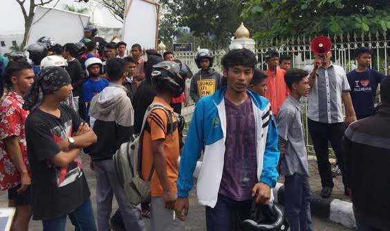 Suporter sepakbola Pekanbaru demo mendesak agar kongres HMI dibubarkan. Foto: merdeka.com
