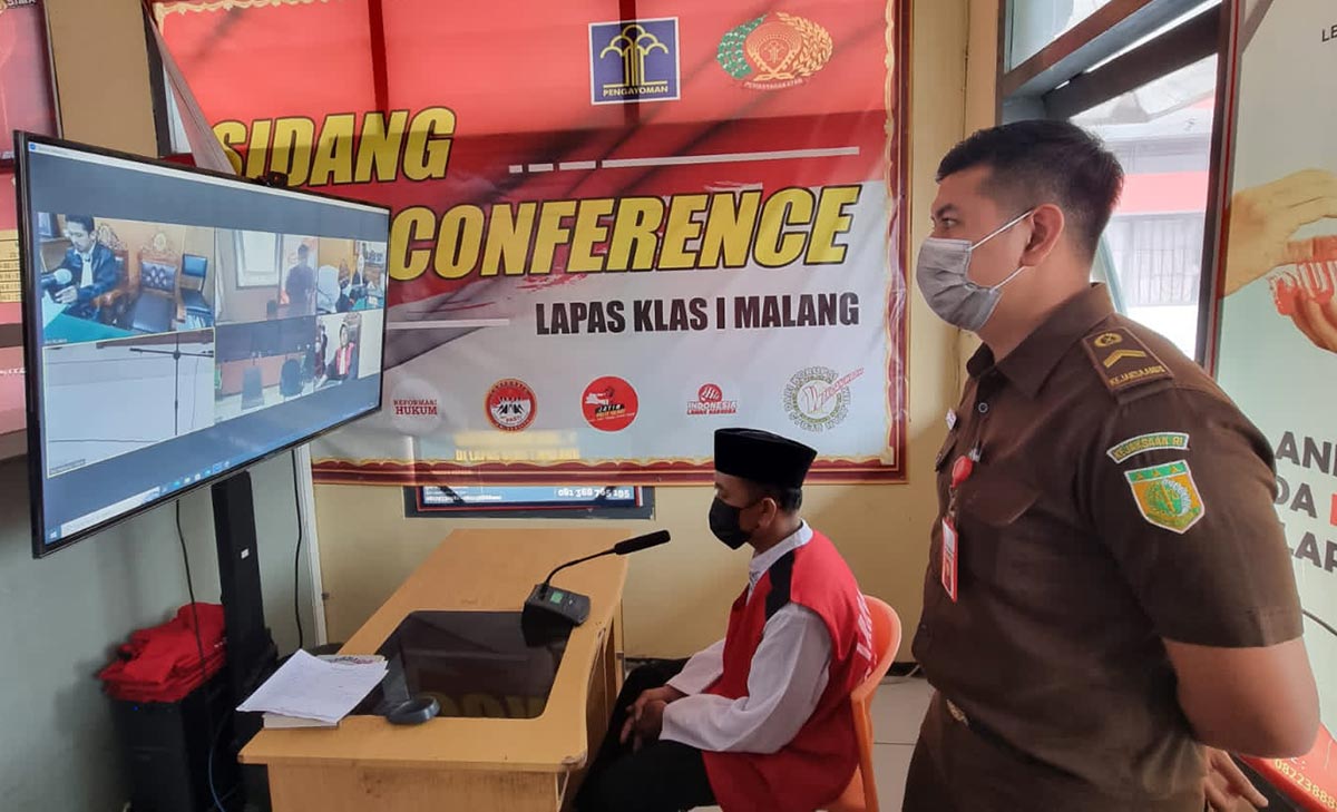 Terdakwa pemerkosaan anak tiri, WD alias Gareng, saat mengikuti sidang secara virtual di Pengadilan Negeri Malang, Senin (16/1/2023).
