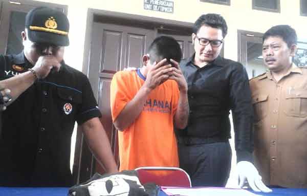 Tersangka saat diamankan di Mapolres Kediri. (foto: dendi martoni/BANGSAONLINE)