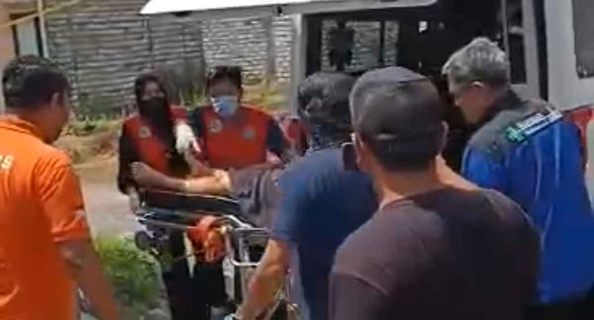 Evakuasi korban pembunuhan di Bangkalan.