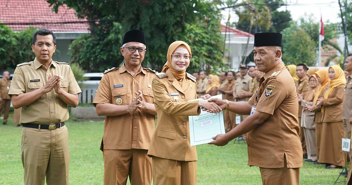 Wali Kota Kediri saat menyerahkan SK Kenaikan Pangkat kepada salah satu PNS. Foto: Ist