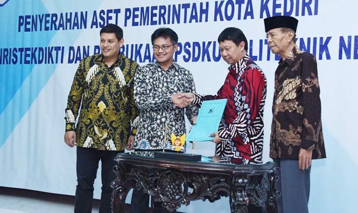 Wali Kota Kediri Abdullah Abu Bakar dan mantan Wali Kota Kediri H. A Maschut saat menyaksikan penyerahan aset Pemkot Kediri kepada Polinema.