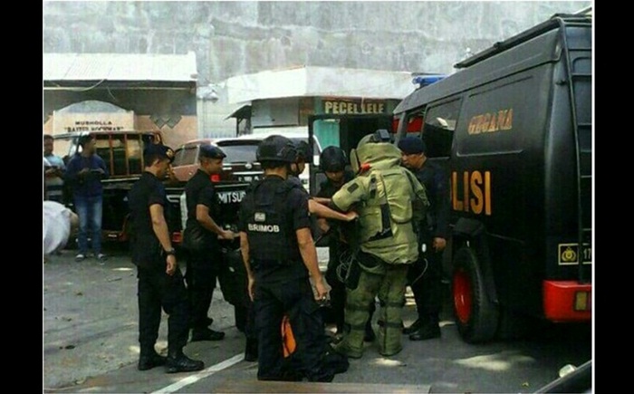  Warga sekitar terminal Pandaan Pasuruan digegerkan dengan adanya penemuan tas yang mencurigakan, Minggu (20/05) sekitar pukul 07.40 WIB.