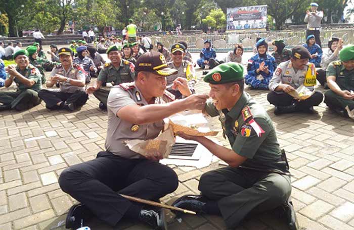 Kapolres Malang Kota AKBP. Asfuri dan Letkol. Inf. Nurul Yakin, saling menyuapi sarapan nasi bungkus (pecel). foto : IWAN/ BANGSAONLINE