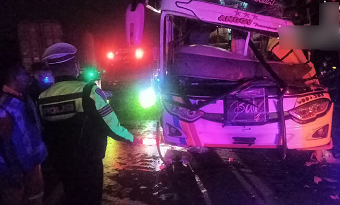 Petugas saat mengevakuasi korban kecelakaan bus vs truk di Tol Sidoarjo.