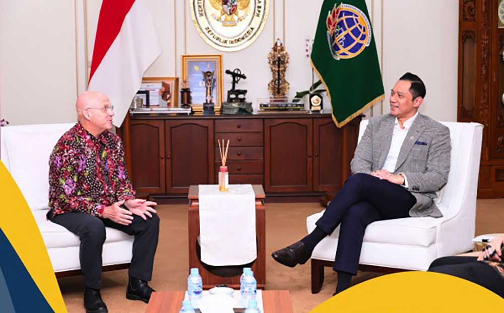 Menteri ATR/Kepala BPN, Agus Harimurti Yudhoyono (AHY), saat berdiskusi membahas peluang kerja sama dengan Mission Director of USAID Indonesia, Jeffery P. Cohen.