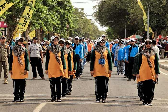 Tampak peserta gerak jalan HUT PGRI dan peringatan Hari Guru Kota Pasuruan yang diberangkatkn Wakil Wali Kota Pasuruan. Foto: SUPARDI/ BANGSAONLINE
