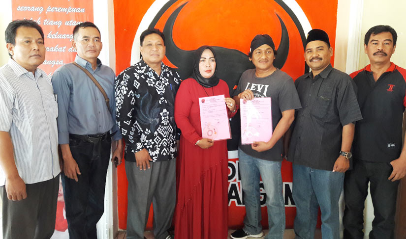 Ketua DPC PDIP Gresik Mujid Riduan dan Sekretaris Noto Utomo menerima M. Sukoiri dan dr. Anis Ambiyo Putri saat mengambil formulir pendaftaran. foto: SYUHUD/ BANGSAONLINE
