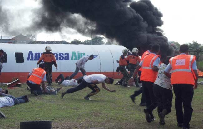 Suasana simulasi penanganan kecelakaan pesawat jatuh dekat Bandara Juanda, Kamis (2/6). foto: istimewa