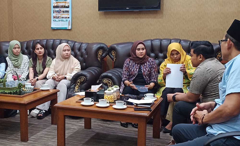 Lima eks karyawan yang bekerja di sejumlah tempat usaha dan perusahaan saat curhat ke Ketua DPRD Gresik, M Syahrul Munir, Senin (28/4/2025).