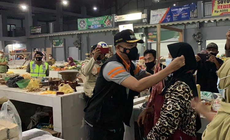 Wabup Rahmat Santoso saat mengunjungi warga terdampak pandemi Covid-19. (foto: ist)