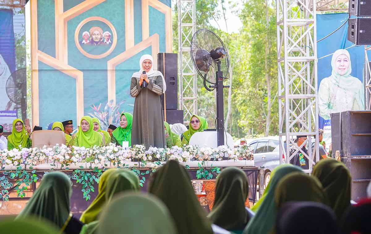 Ketua Umum PP Muslimat NU, Khofifah Indar Parawansa, saat memberi sambutan. 