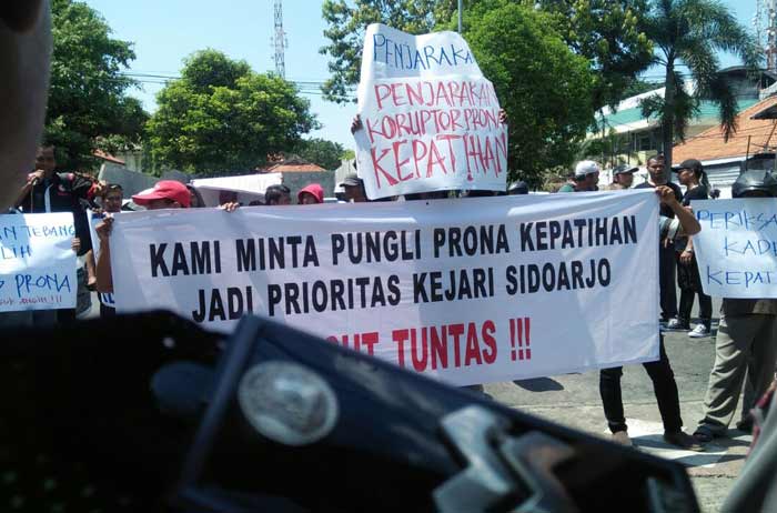 Puluhan Warga Desa Kepatihan Datangi Kejari Sidoarjo Menanyakan Kasus Dugaan Pungli Prona