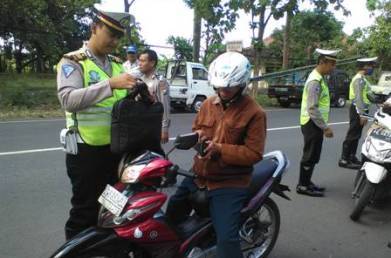 Petugas dari Satlantas Polres Ponorogo saat Operasi Patuh Semeru. (foto: prihantoro/BANGSAONLINE)