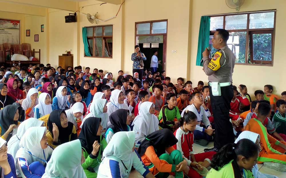 Anggota Satlantas Polres Ngawi saat menyosialisasikan tertib berlalu lintas di SMPN 1 Ngawi.