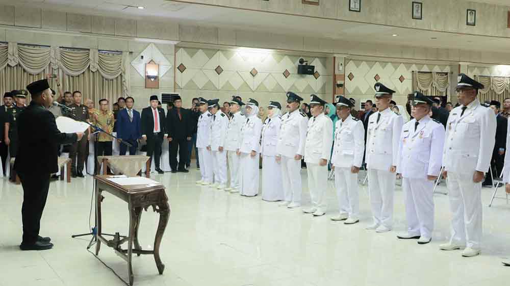 Bupati Gresik Fandi Akhmad Yani mengukuhkan 14 kades perpanjang masa jabatan. (Ist)