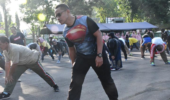 Danrem 082/CPYJ, Kolonel Arm Ruly Chandrayadi saat memimpina personelnya olahraga bersama.