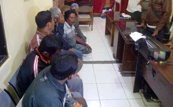 Warga yang diamankan dan diduga terlibat pembunuhan. foto: suarasurabaya/sentral fm