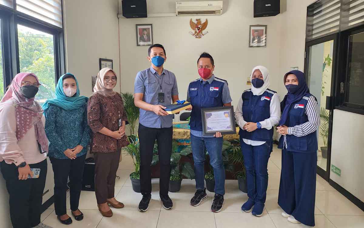 Manajemen PT Sarana Karya Solusindo saat menyerahkan paket bantuan di Kecamatan Sambikerep, Surabaya. Foto: Ist