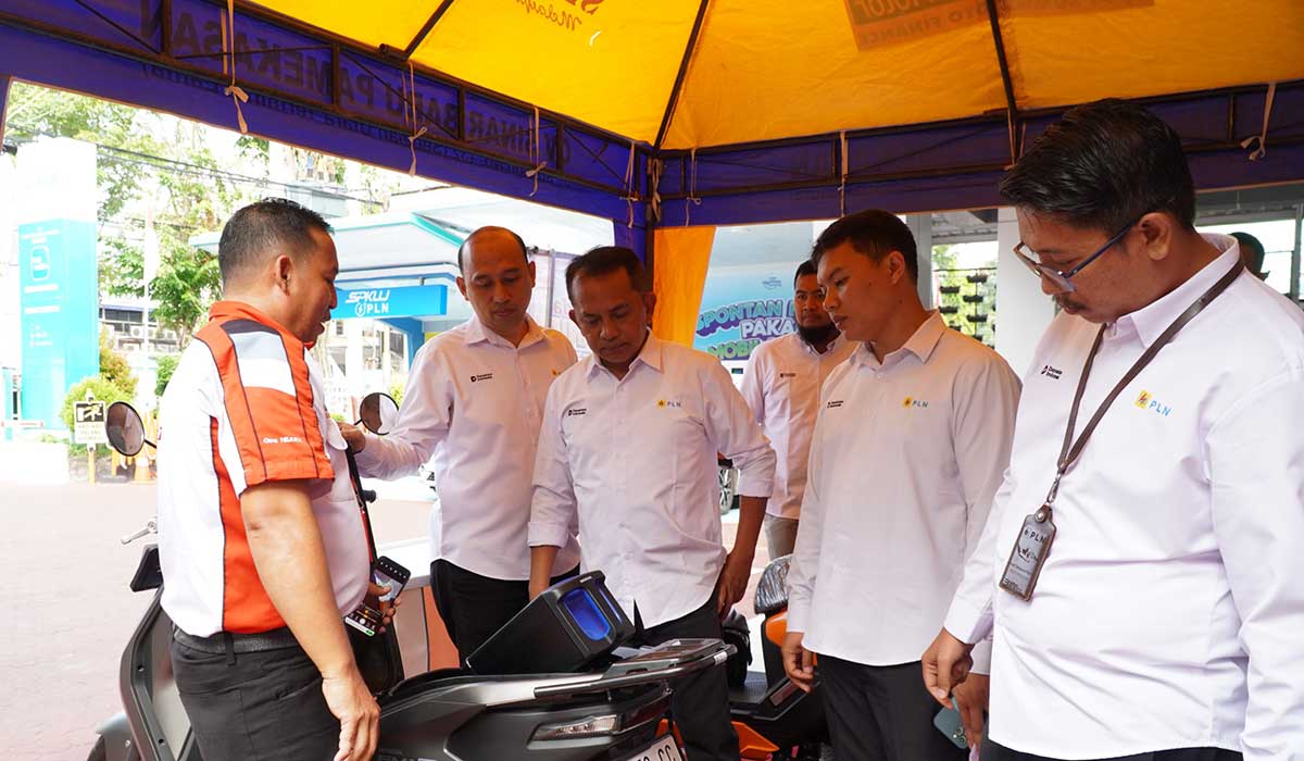 Pengecekan kendaraan listrik di Kantor PLN UP3 Madura, Pamekasan.