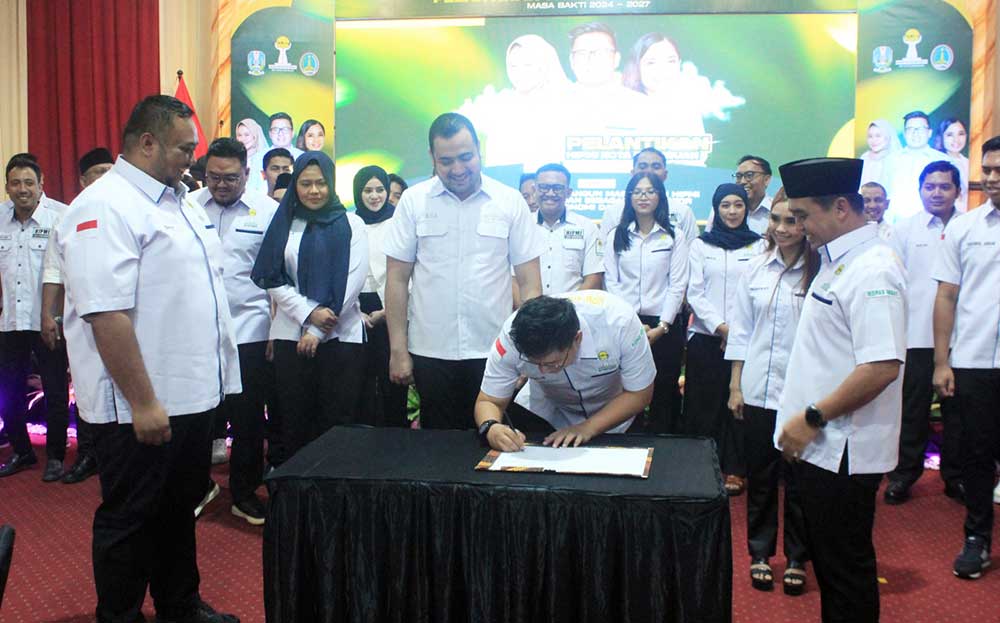 Wali Kota Pasuruan H. Adi Wibowo (kanan) saat menghadiri pelantikan pengurus Hipmi masa bakti 2024 - 2027 di Gedung Gradika Kota Pasuruan, Sabtu (24/5/2025).