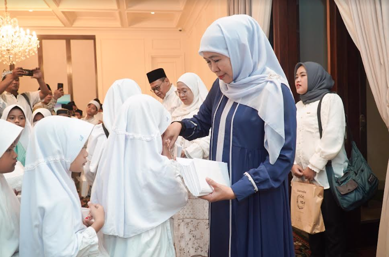 Khofifah Indar Parawansa saat acara santunan bersama anak yatim (dok. Ist)