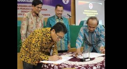 MOU diteken Asisten Deputi Bidang Pengembangan Kepemudaan Kemenpora RI, Dr Hamka Huda Noer dan Direktur Pasca Sarjana UIN-SA, Prof Dr Husein Aziz, MAg, disaksikan Deputi Bidang Pengembangan Kepemudaan Kemenpora RI, Dr H. Sakhyan Asmara MSP (kiri berdiri) dan PR I UIN, Dr Syamsul Huda M.Fil.I (kanan berdiri).