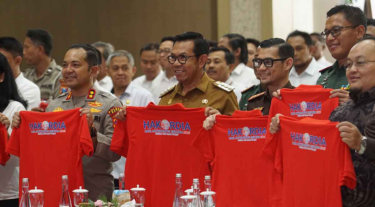 Wali Kota Batu saat sesi foto bersama anggota Forkopimda.