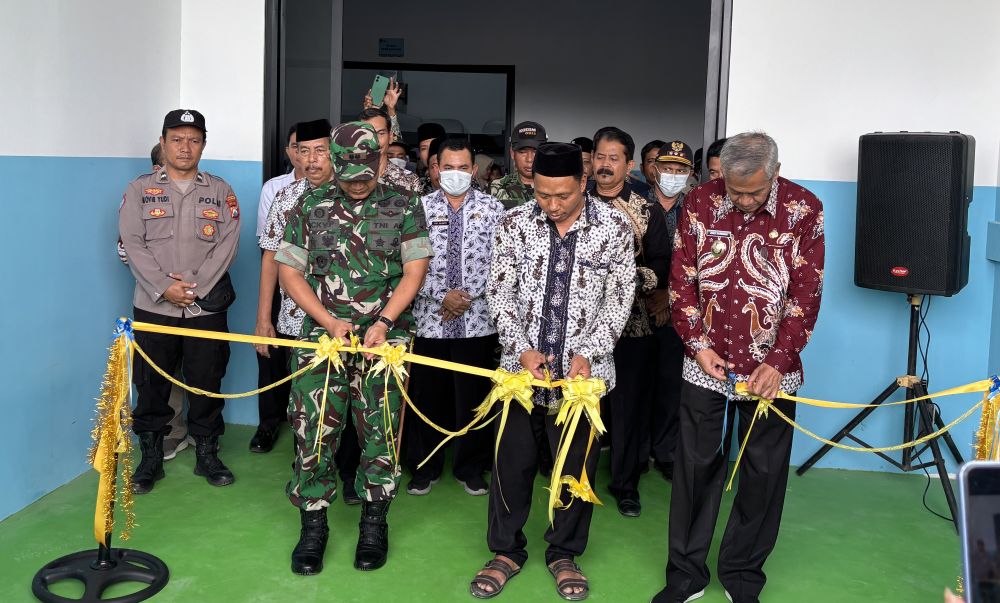 Dari kanan, Wabup Tuban Joko Sarwono, Sugiharto, dan Letkol Inf Dicky Purwanto saat prosesi gunting pita peresmian SPPG di Desa Gesikharjo, Kecamatan Palang.