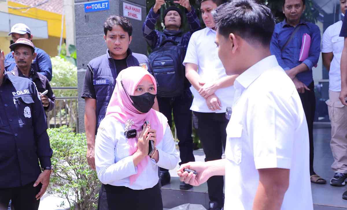 Kasatreskrim Polres Kediri, AKP Rizkika Atmadha Putra, saat menyerahkan kunci sepeda motor secara simbolis kepada Irawati Rahayu salah satu korban pencurian. Foto: Ist
