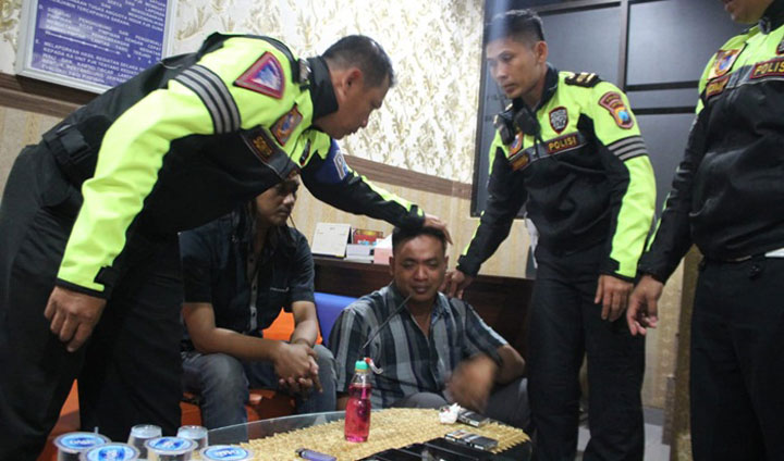 Kedua pelaku saat diperiksa petugas.