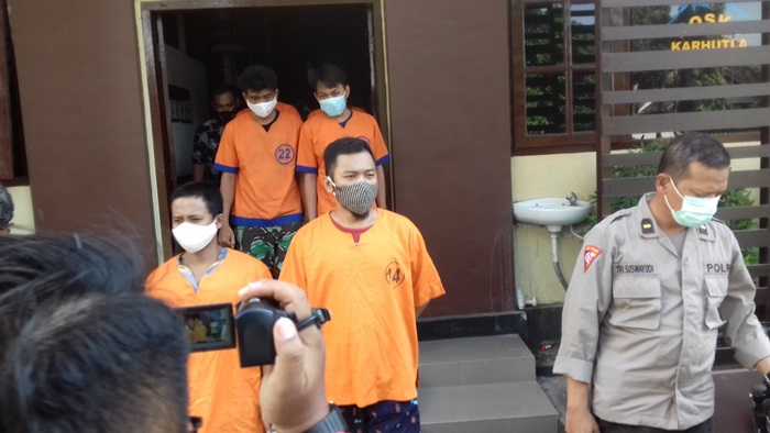 Enam tersangka pengedar sabu saat digelandang di Mapolres Probolinggo Kota.
