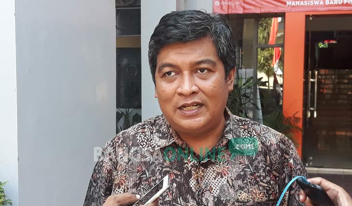 Pengamat politik dari Universitas Airlangga (Unair) Surabaya Airlangga Pribadi Kusman diwawancarai wartawan usai menjadi narasumber diskusi publik di kampus B Unair, Surabaya, Rabu (21/8). foto: DIDI ROSADI/ BANGSAONLINE