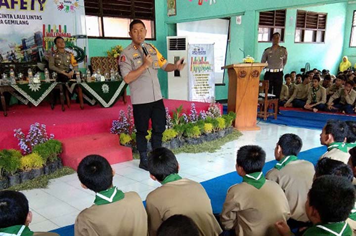 Kapolres Nganjuk AKBP Dewa Nyoman AW saat berinteraksi bersama pelajar pada rangkaian HPN 2019. foto: BAMBANG/ BANGSAONLINE