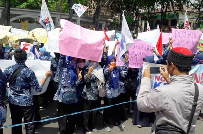Ribuan guru saat menggelar demo di DPRD Gresik. Foto: Syuhud/ bangsaonline.com
