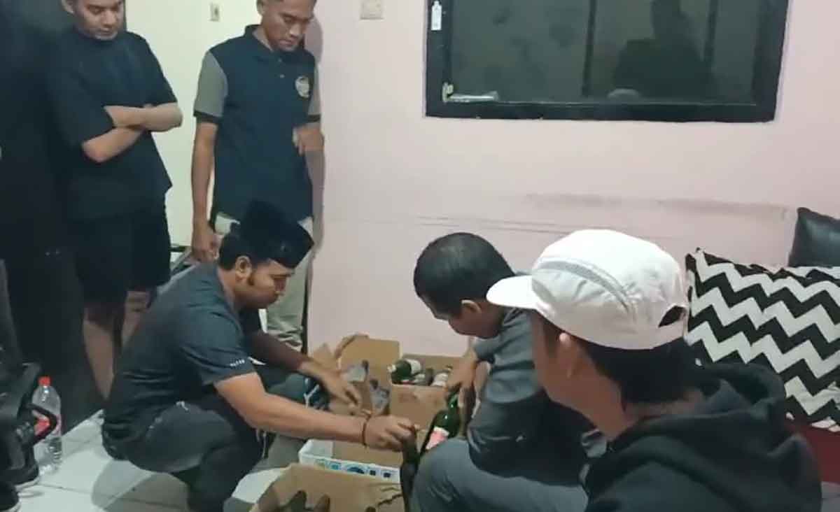 Petugas dari Polres Pamekasan saat membongkar isi kardus yang berisi Miras atau minuman keras berbagai merek.