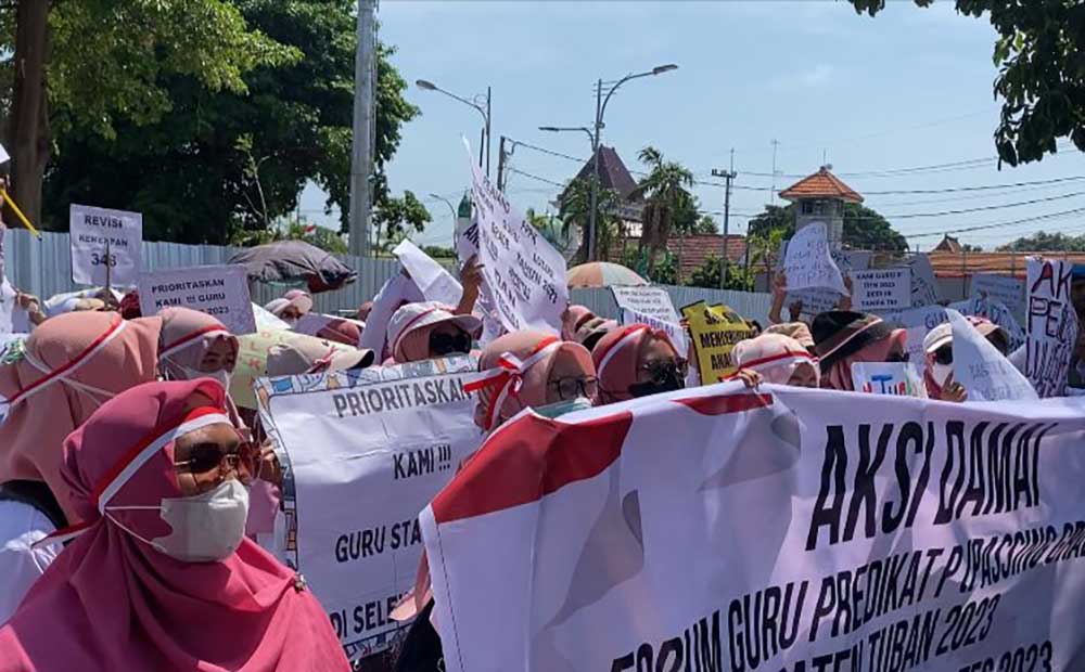 Ratusan guru swasta di Kabupaten Tuban saat demo di depan kantor Pemkab dan DPRD, Rabu (16/10/2024).