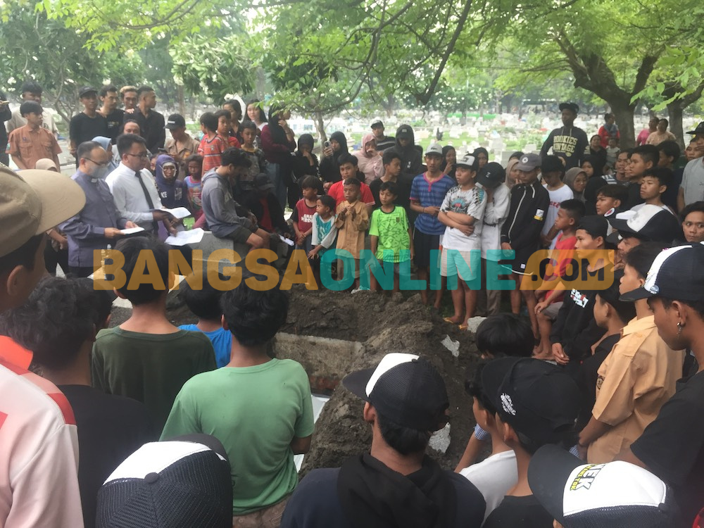 Pemakaman korban tawuran gangster Foto: RUSMIYANTO/ BANGSAONLINE