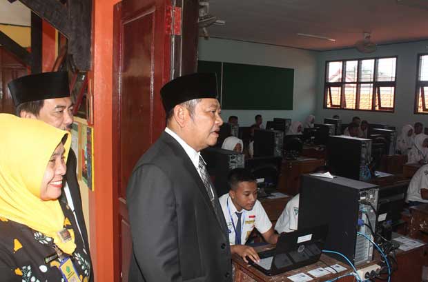 SIDAK: Bupati Sidoarjo Saiful Ilah didampingi Wabup Nur Ahmad Syaifuddin saat memantau UNBK di SMPN 3 Candi, Selasa (2/5). foto: Kominfo Sidoarjo
