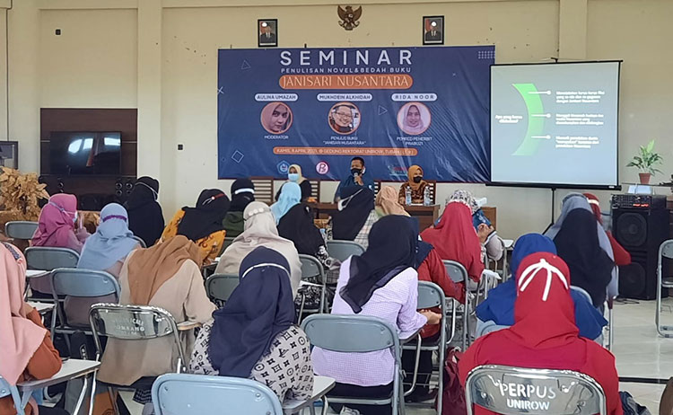 Seminar dan bedah buku di gedung perpustakaan lantai 3 Universitas PGRI Ronggolawe (Unirow) Tuban, Kamis (8/4/2021). (foto: ist)