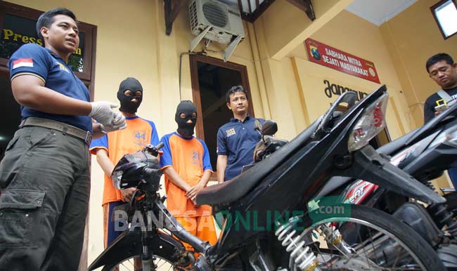 Para tersangka beserta barang bukti saat diamankan di Mapolres Jombang. foto: rony suhartomo/ BANGSAONLINE