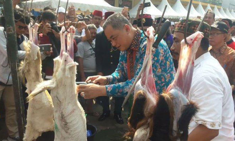 Ilustrasi: Warga menguliti kambing saat Hari Raya Idul Adha. foto: Warta Kota