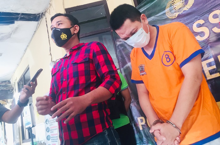 Pelaku usai diringkus petugas Polsek Gayungan, Kota Surabaya.
